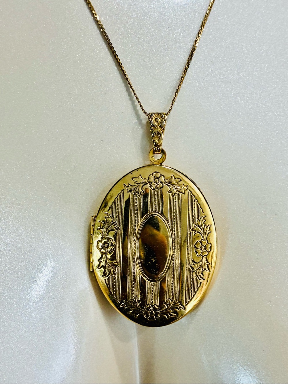 VTG Classic Gold Oval Engraved Photo Locket and Necklace Included